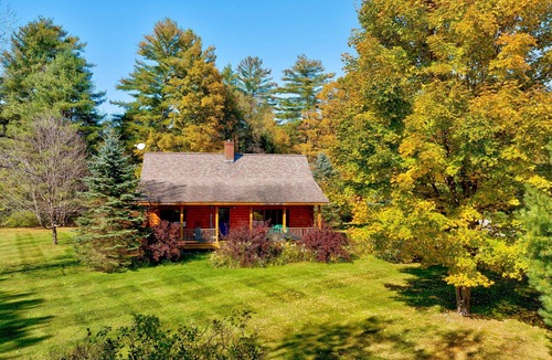 Morrisville House | Aspen's Run: 3 br log cabin, wood stove, deck, firepit, window a/c