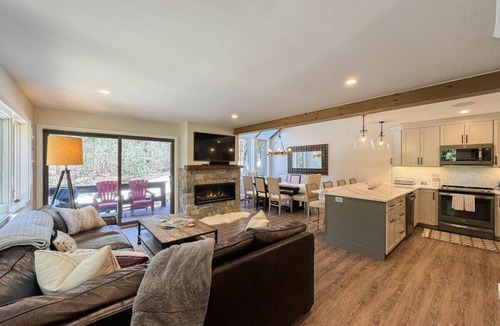 Bartlett Villa | Attitash Heights | Ski in/out Getaway with Pool