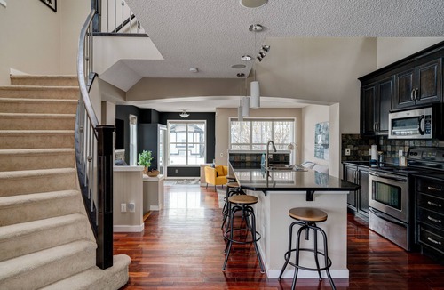 Southeast Calgary House | Auburn Oasis☀️near Stampede*Banff*South Health*4 bdrms*4 bthrms*Sleeps 10*Has AC