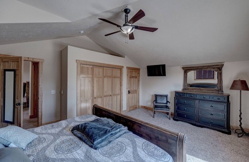 Lead Ski Chalet | Avalanche 3BR Chalet at Terry Peak with Jacuzzi Hot Tub - Sleeps 16
