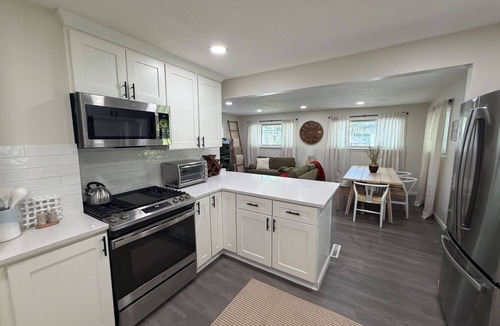 Avon Lake House | Avon Lake 4BR Cozy Comfort MCM Design right next to Park for relaxing stays!