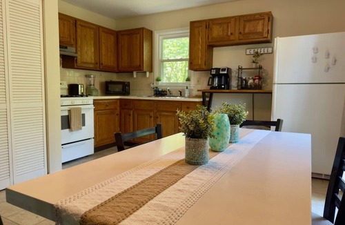 Avon House | Avon Nature Retreat by Creek!