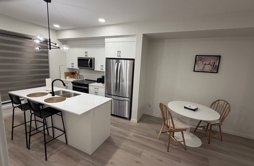 Southwest Edmonton House | B-signature AIR B and B 20mins from EDM Airport