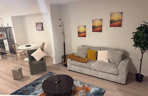 Southwest Edmonton House | B-signature AIR B and B 20mins from EDM Airport