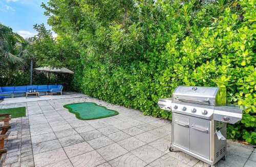 Lake Clarke Shores Villa | Backyard Oasis with Pool & Games