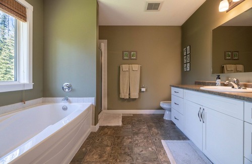 Nordegg House | Baldy Mountain Lodge Nordegg, Mountain Views, Sleeps 8, EV charger on Site