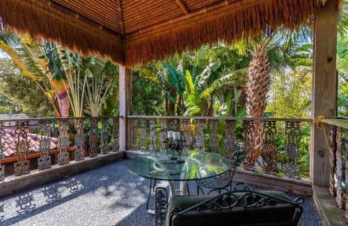 Parrot Cove Villa | Bali House in Palm Beach w/Gorgeous Htd Pool