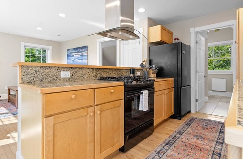 Boothbay Cabin | Barter Island Escape- Charming coastal unit with deck, grill, fire pit, and jetted tub
