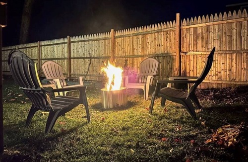 Lincoln House | Basecamp R&R: Hot Tub Fire Pit BBQ Private Yard Walk to Shops