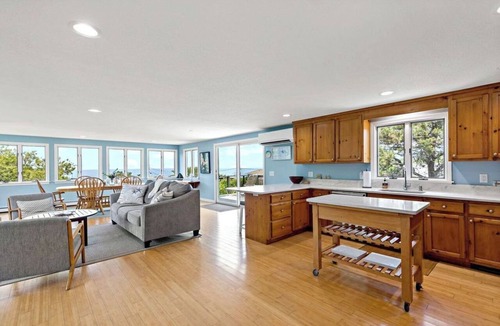 Campground Landing Cottage | Bay Views and Panoramic Sunsets!