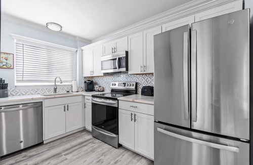 Jupiter Apartment | Beach Access 3-bedroom apartment in tranquil Jupiter, Pool, AC, Park, Wifi.