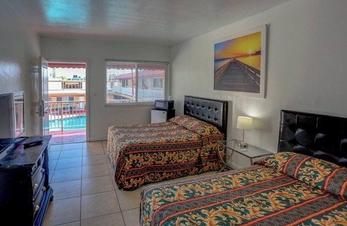 Hollywood Lakes Hotel | Beach and Town Motel
