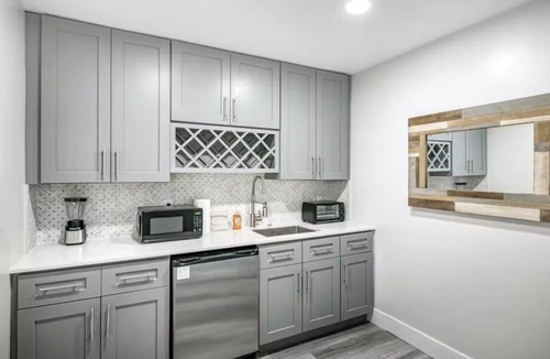 Palm Beach Shores Condo | 🌴 Beach Getaway | Hot Tub | Pets OK! | Fire Pit 🌴