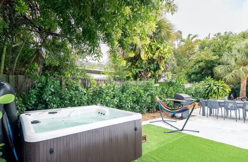 Palm Beach Shores Condo | 🌴 Beach Getaway | Hot Tub | Pets OK! | Fire Pit 🌴