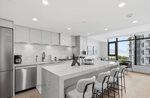South Pandosy Apartment | Beach Lake View at Aqua 2