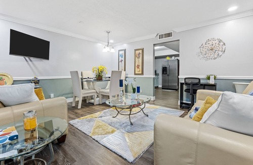 Lake Ida Shores Condo | 🌟Beach Retreat in Downtown Delray🌟King Bed 🌟Fast Wi-Fi🌟 Free Parking🌟