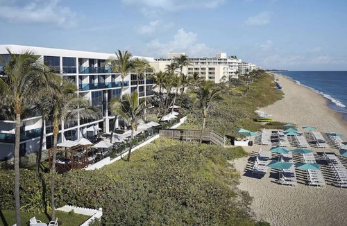 Palm Beach House | Beachfront Accommodation! 2 Relaxing Rooms | FREE Parking + Onsite Pool