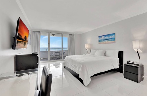 Bermuda Riviera Apartment | Beachfront Balcony Room