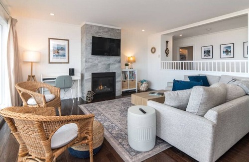 Campbell River House | Beachfront | Sandy Shore, Near Mt. Washington