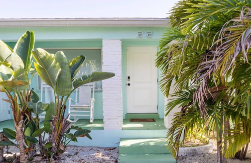 Dania Beach Villa | Beachside Bliss Lush Private Pool BBQ King Bed