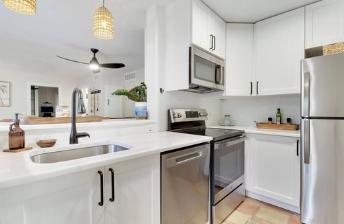 Jupiter Condo | Beachside Modern Wellness Villa with Spacious Patio & Fire-pit