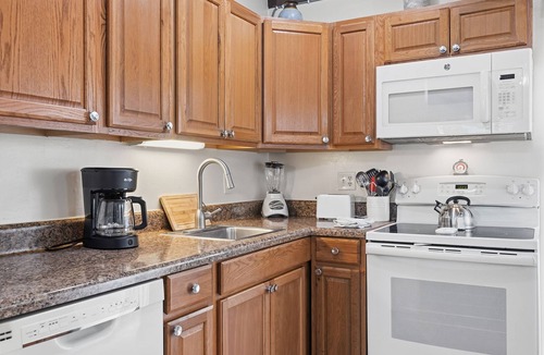 Palm Beach Shores Apartment | Beachside Rental w/Full Kitchen