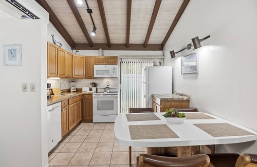 Palm Beach Shores Apartment | Beachside Rental w/Full Kitchen