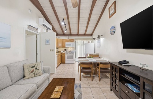 Palm Beach Shores Apartment | Beachside Rental w/Full Kitchen