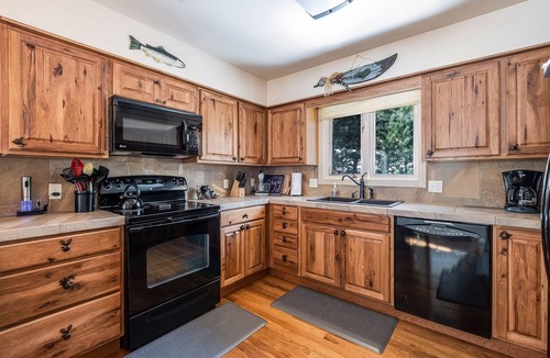 Estes Park House | Bear House – Spacious Home with Hot Tub, Near Downtown Estes Park – EV #3073
