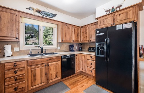 Estes Park House | Bear House – Spacious Home with Hot Tub, Near Downtown Estes Park – EV #3073