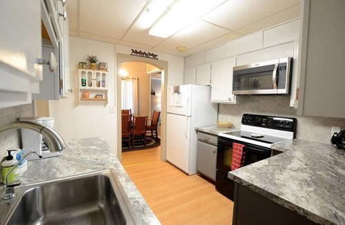 Estes Park Cottage | Bear Pause Cottage - 3 bedroom home - walk to town
