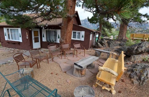 Estes Park Cottage | Bear Pause Cottage - 3 bedroom home - walk to town