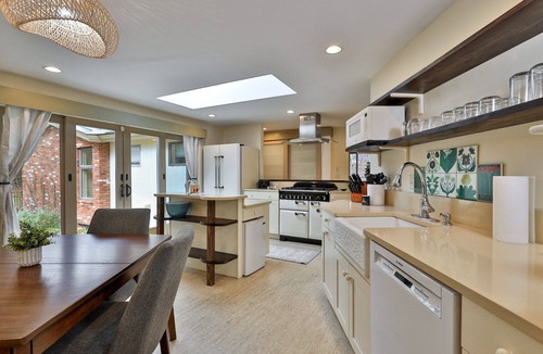 Mendon House | Bear Paw Cabin: 3 Living Areas, Hot Tub & Chef's Kitchen 5 Mins to Pico