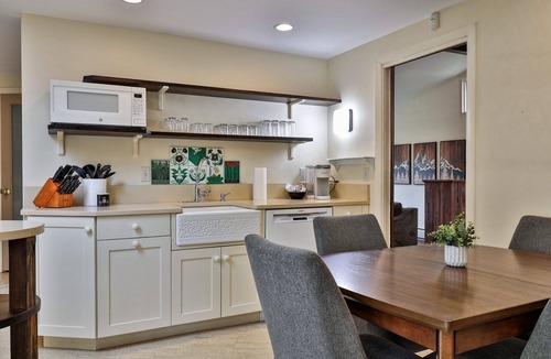 Mendon House | Bear Paw Cabin: 3 Living Areas, Hot Tub & Chef's Kitchen 5 Mins to Pico