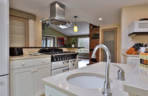 Mendon House | Bear Paw Cabin: 3 Living Areas, Hot Tub & Chef's Kitchen 5 Mins to Pico