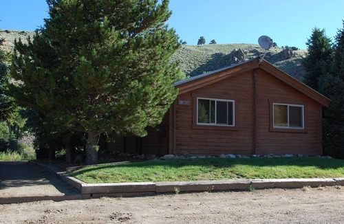 Almont Cabin | Beautiful 2 Bedroom Cabin on Taylor River with Private Hot Tub