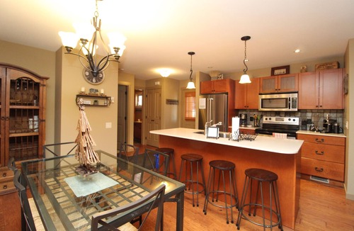 Central Okanagan House | Beautiful 3 Bedroom Pet Friendly Cottage on Lake Okanagan