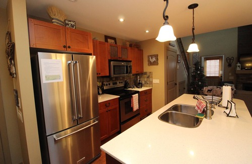Central Okanagan House | Beautiful 3 Bedroom Pet Friendly Cottage on Lake Okanagan
