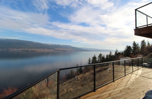Central Okanagan House | Beautiful 3 Bedroom Pet Friendly Cottage on Lake Okanagan