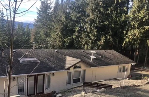 Anglemont House | Beautiful 3 bedroom vacation home with hot tub hosted by Eagle Ridge Stays Ltd.