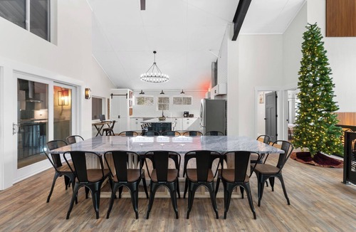 Glen House | Beautiful 4000 SF, Sleeps 16, 1 Mile to Storyland, Private 53 Acres