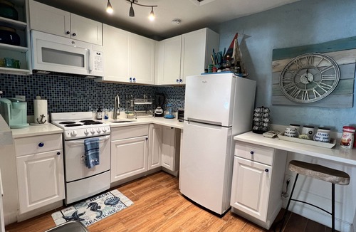 Poinciana Park Cottage | Beautiful beach inspired cottage@Old Northwood 10min to PBI, beach, downtown WPB