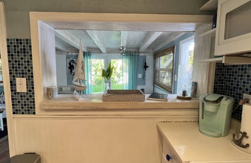 Poinciana Park Cottage | Beautiful beach inspired cottage@Old Northwood 10min to PBI, beach, downtown WPB