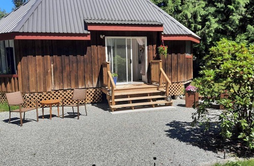 Brew Bay Cabin | Beautiful Cabin close to trails for biking/hiking several beautiful beaches.