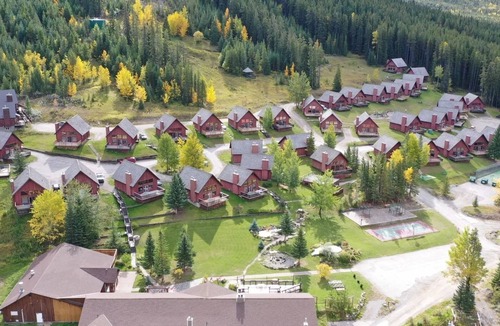 Canmore Ski Chalet | Beautiful Chalet in the Mountains with Pool and Hot Tubs