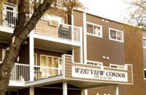Moose Jaw House | Beautiful & clean! Close to groceries, most amenities, restaurants and bars!