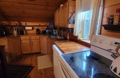 Colonial Pine Hills Cabin | Beautiful & Comfy CABIN Retreat with abundant wildlife, WIFI and AC