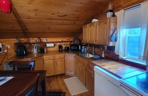 Colonial Pine Hills Cabin | Beautiful & Comfy CABIN Retreat with abundant wildlife, WIFI and AC