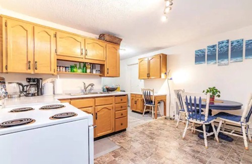 Saanich West House | Beautiful - cozy accessible suite 15 mins to downtown Victoria |AC |Free Parking