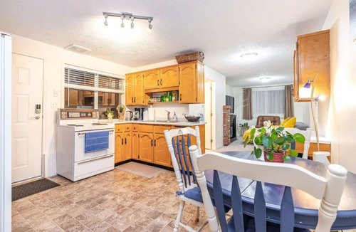 Saanich West House | Beautiful - cozy accessible suite 15 mins to downtown Victoria |AC |Free Parking